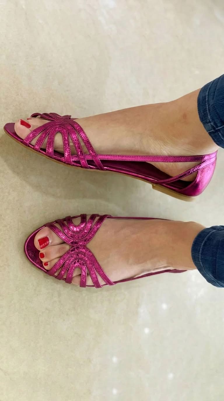 Women's Elegant Flat Sandals with Delicate Gold Straps